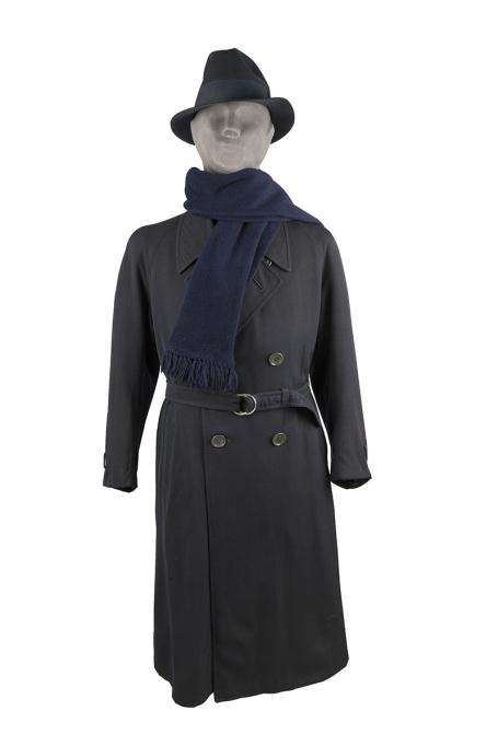 Vêtements civils de Jean Moulin : gabardine, écharpe et chapeau