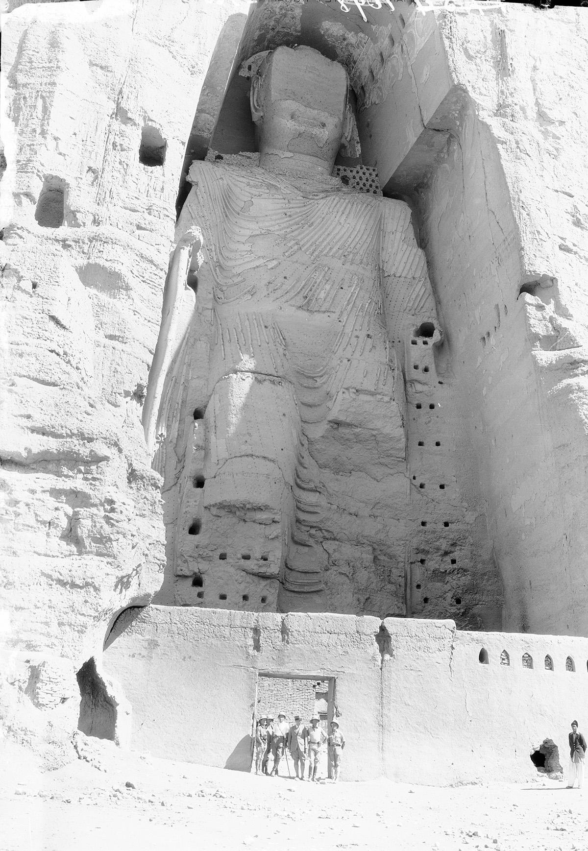 Joseph Hackin, Georges-Marie Haardt et plusieurs membres de la Croisière Jaune au pied du grand Buddha de Bamiyan, 1931. ©Fonds de dotation Peugeot pour la mémoire de l’histoire industrielle