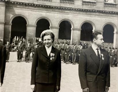 Remise de la croix de chevalier de la Légion d’honneur et de la croix de guerre avec palme à Odile de Vasselot le 3 mai 1958