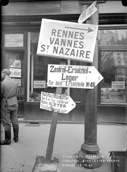 Panneaux indicateurs allemands à Nantes.