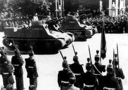 Batterie du 1/3 RAC au défilé de la Victoire sur les Champs-Elysées, Paris, 18 juin 1945