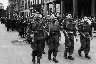 14 juillet 1943, Londres. Défilé du 1er Bataillon d'infanterie de l'Air. De gauche à droite : Taylor, Olivier, Vaculik, Cerillo