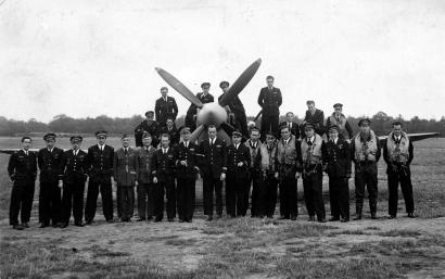 Squadron 341 « Alsace » à Biggin Hill devant un Spitfire IX