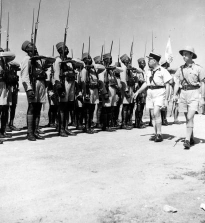 Qastina, avril 1941, le commandant de Roux passe en revue le Bataillon de marche n° 2.