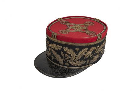 Képi à feuilles de chêne. Ce képi d’apparat, fabriqué en France, était le seul que possédait le général de Gaulle en Angleterre.