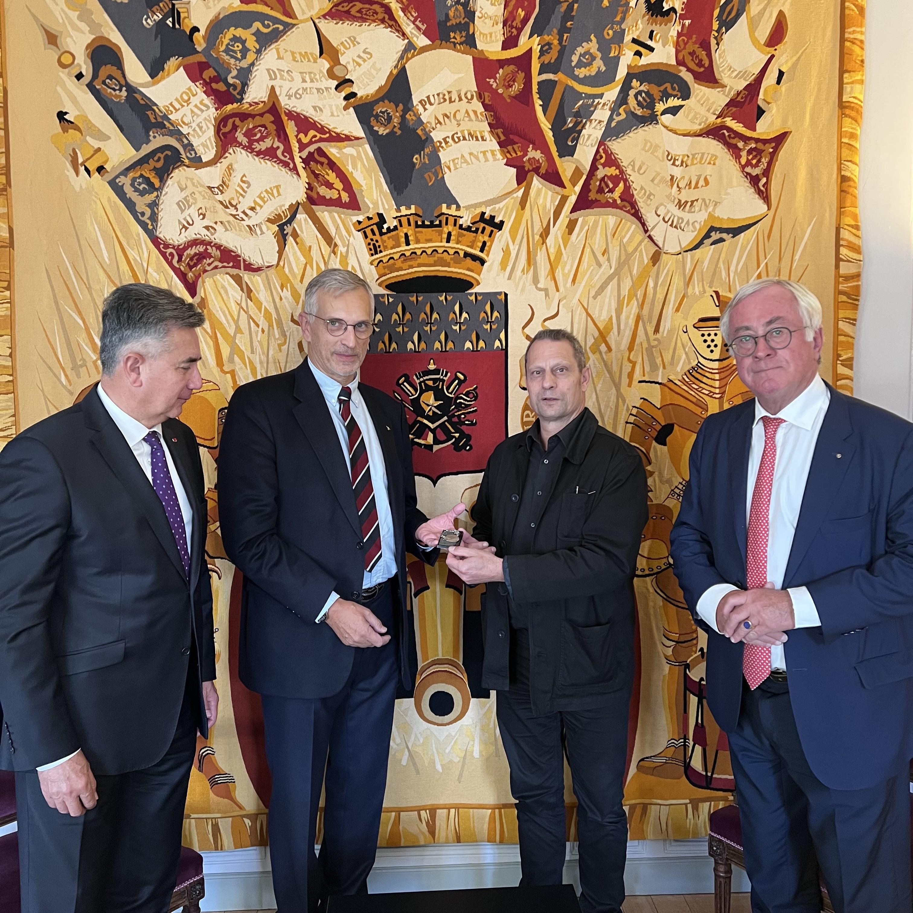 Simon jeune porte-drapeau charentais aux cérémonies du 14 juillet