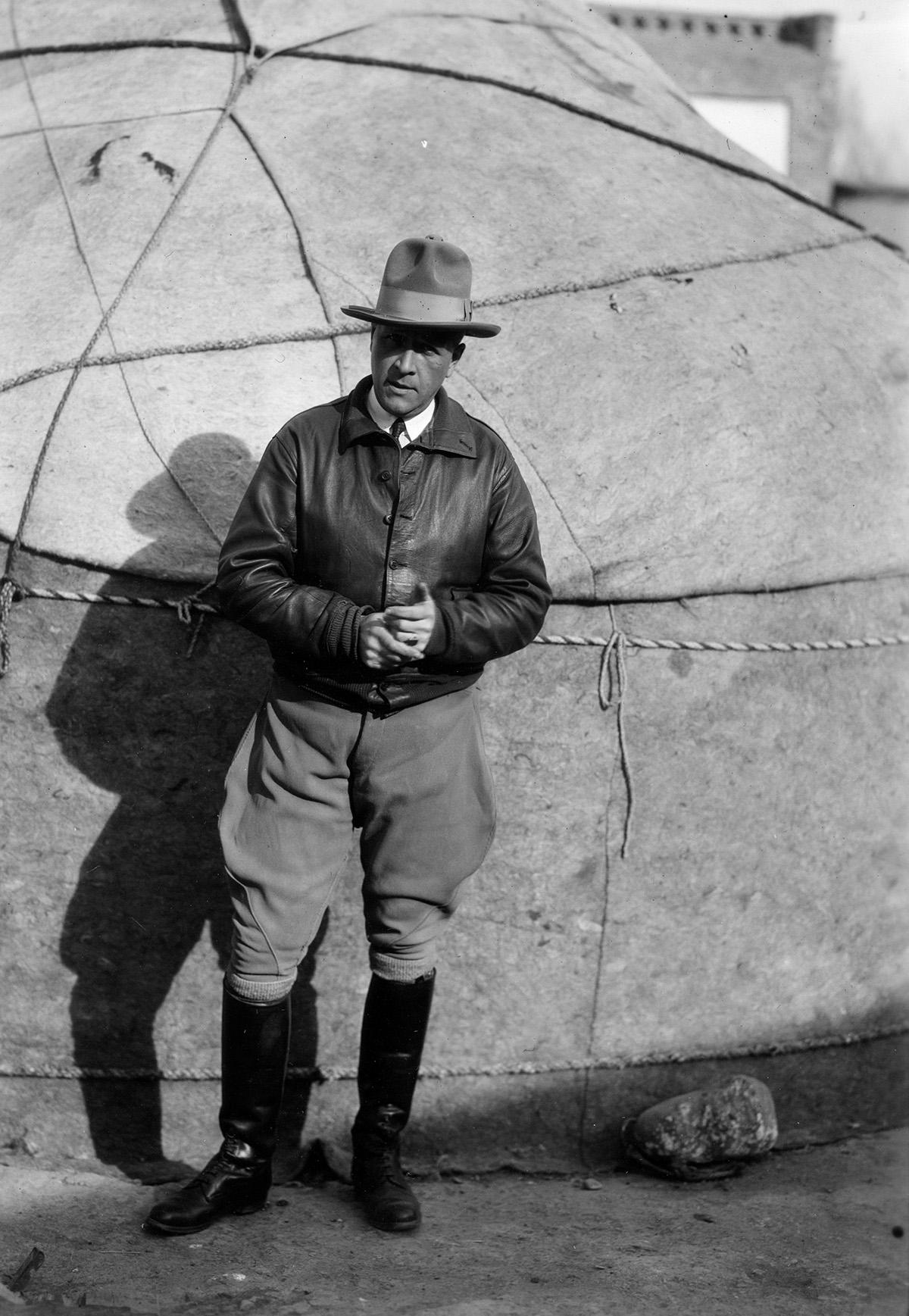 Joseph Hackin au cours de la Croisière Jaune en Chine en octobre 1931. ©Fonds de dotation Peugeot pour la mémoire de l’histoire industrielle
