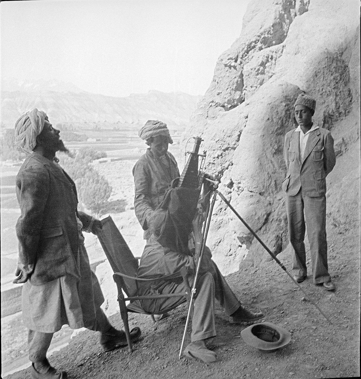 Jean Carl photographiant certains détails des peintures de l’ensemble D, Bamiyan, juillet 1933. ©Musée national des arts asiatiques – Guimet