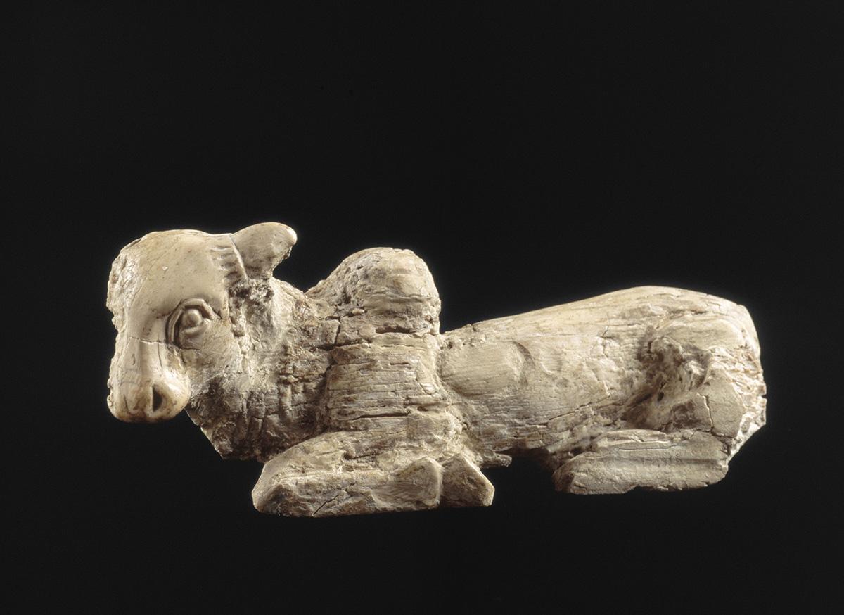 Bœuf à bosse (ou buffle couché)/élément de mobilier, « trésor de Begram », Afghanistan, Ier siècle. ©Musée national des arts asiatiques – Guimet, MNAAG, Paris, Dist. RMN-Grand Palais / Thierry Ollivier