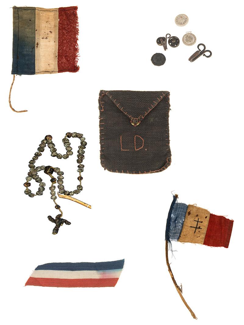 Objets fabriqués par Laure Diebold en déportation : petit drapeau tricolore avec hampe en bois, petit drapeau tricolore, chapelet, étui de nécessaire à couture.