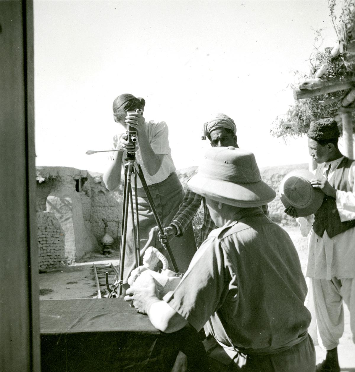 Marie Hackin filmant Joseph à Begram en 1937. ©Musée national des arts asiatiques – Guimet