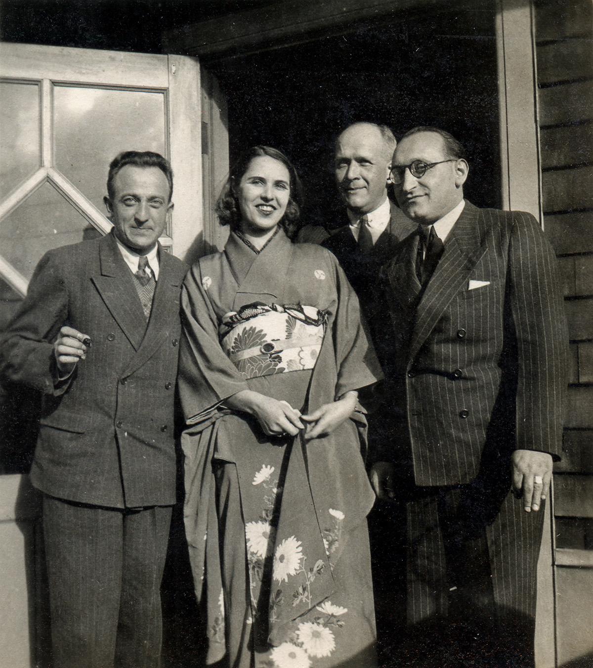 Ria Hackin et Joseph Hackin (3 e en partant de la gauche), extrait d’un album de photographies de voyages (Japon, Inde, Afghanistan). ©Musée national des arts asiatiques – Guimet