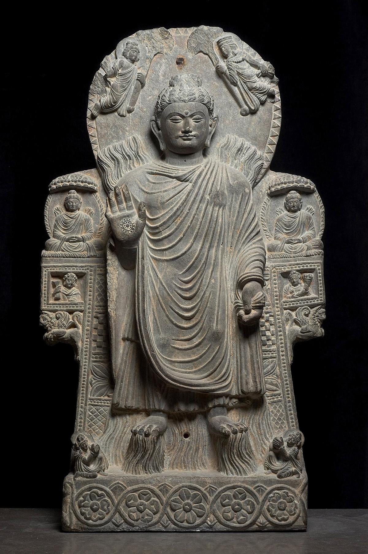 Bouddha au grand miracle, Afghanistan (Kapishâ, monastère de Païtâvâ) IIIe-IVe siècle. ©Musée national des arts asiatiques – Guimet
