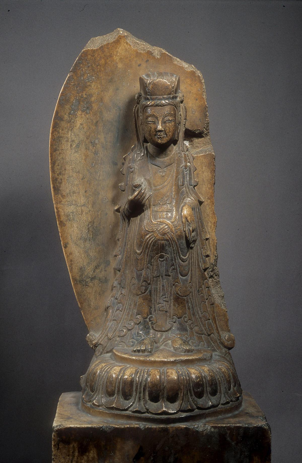 Bodhisattva Avalokitesvara debout sur lotus renversé, Chine septentrionale, daté 542. ©Musée national des arts asiatiques – Guimet